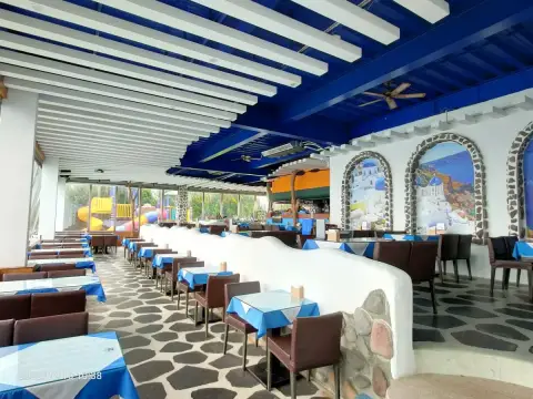 白圍牆地中海景觀咖啡餐廳